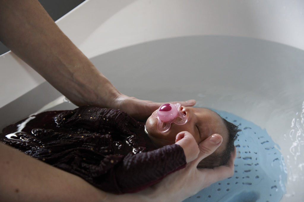 Thalasso bain bébé de Sonia Krief. Il se pratique sur les nouveau-né de moins de 2 mois