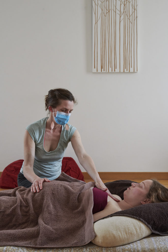 MAssage femme enceinte - prise de contact début du massage