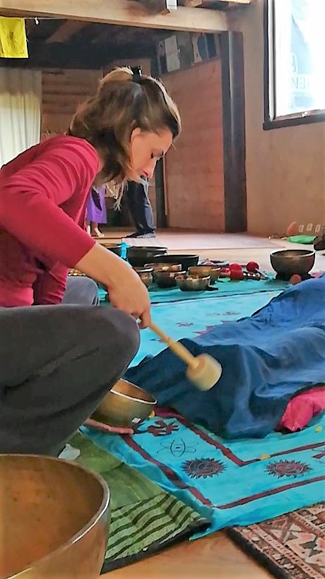 Massage sonore au bol tibétain, installé sur futon