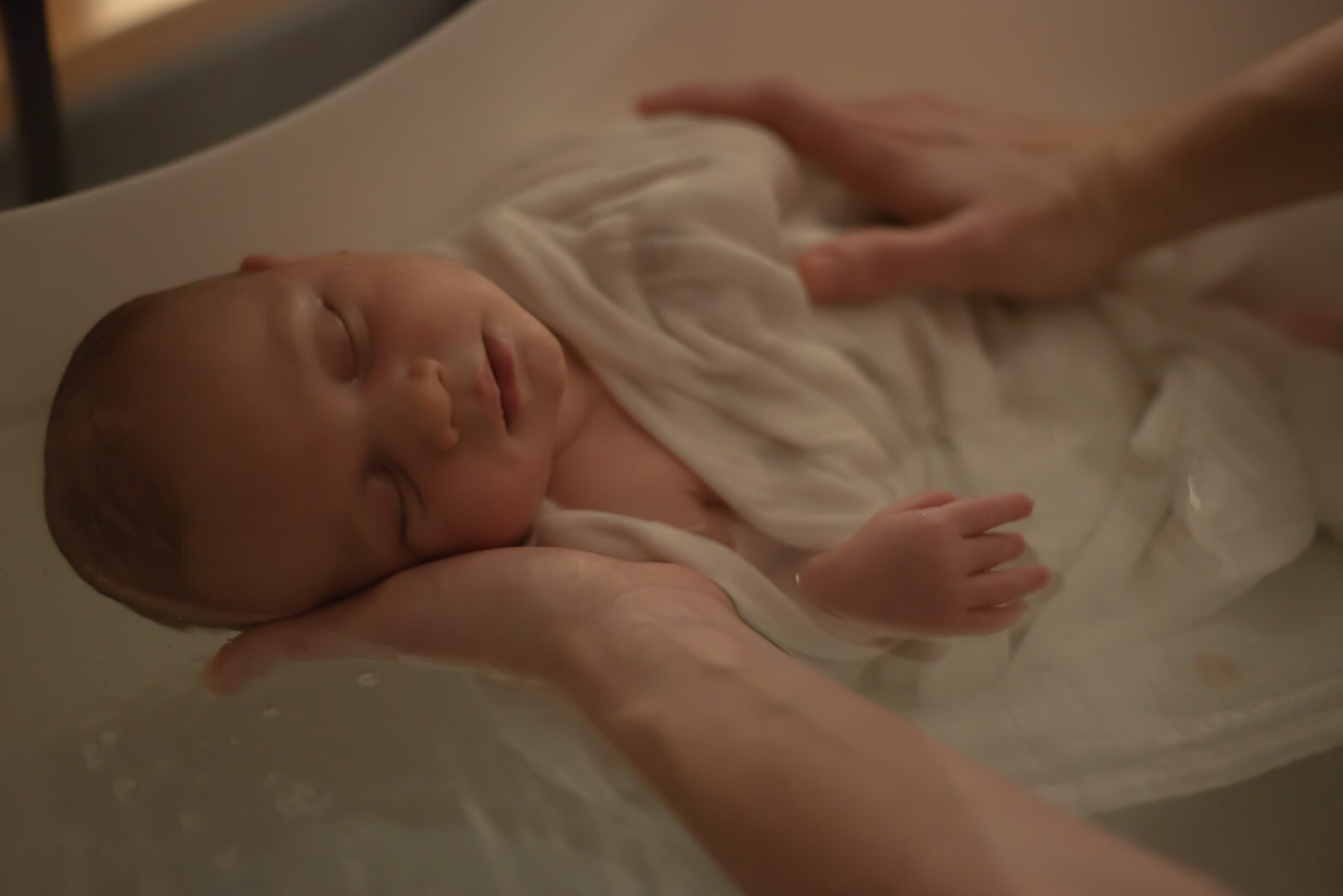 Thérapeutique bain bébé. Virginie Azeau Salomé photographie