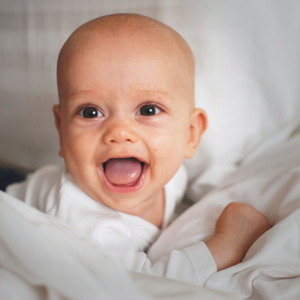 Bébé body croiser. Habiller bébé-Nantes. Bébé sourire. Bébé heureux