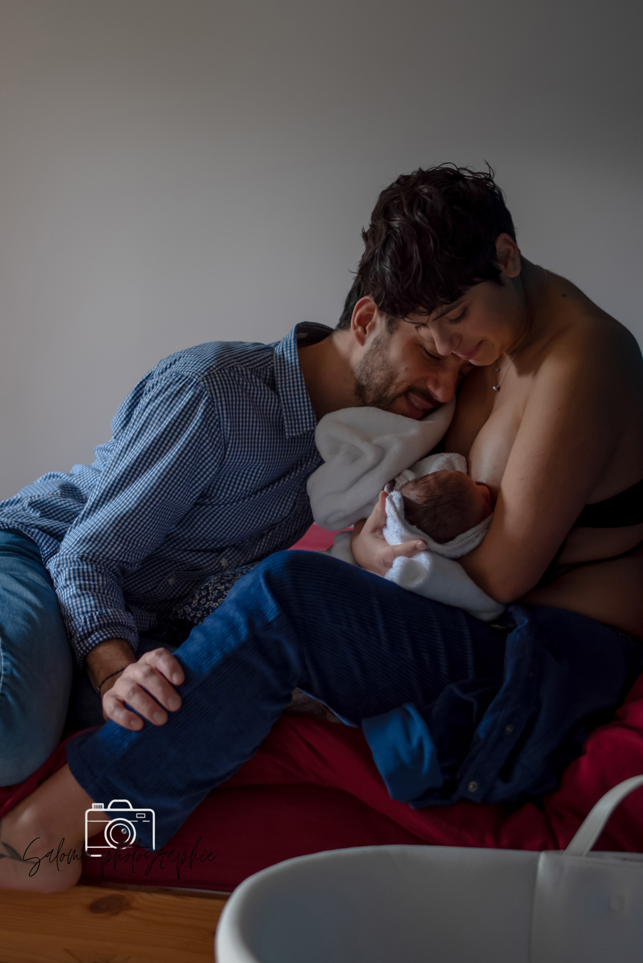 Allaitement après un thérapeutique bain bébé. Accompagnement parental. soutien et transmission